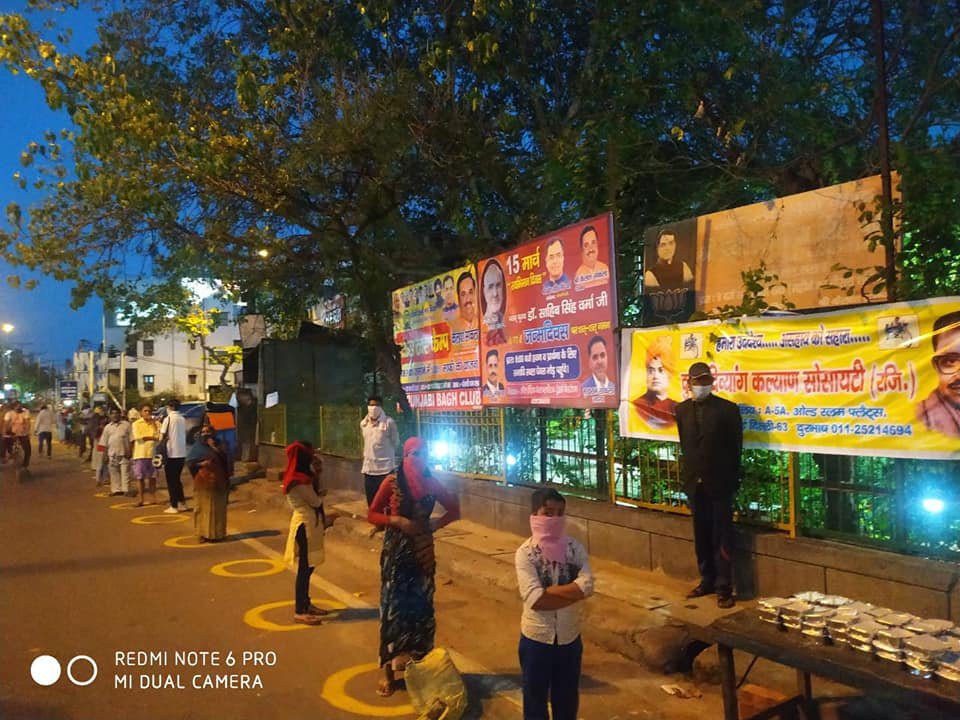 covid-19 corona virus se lock down ke samay society ki or se jaruratmand logon ko bhojan vitran kiya