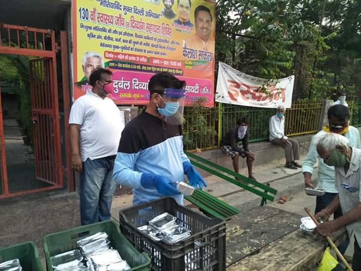 covid-19 corona virus se lock down ke karan society ki or se jaruratmand logon ko bhojan vitran kiya