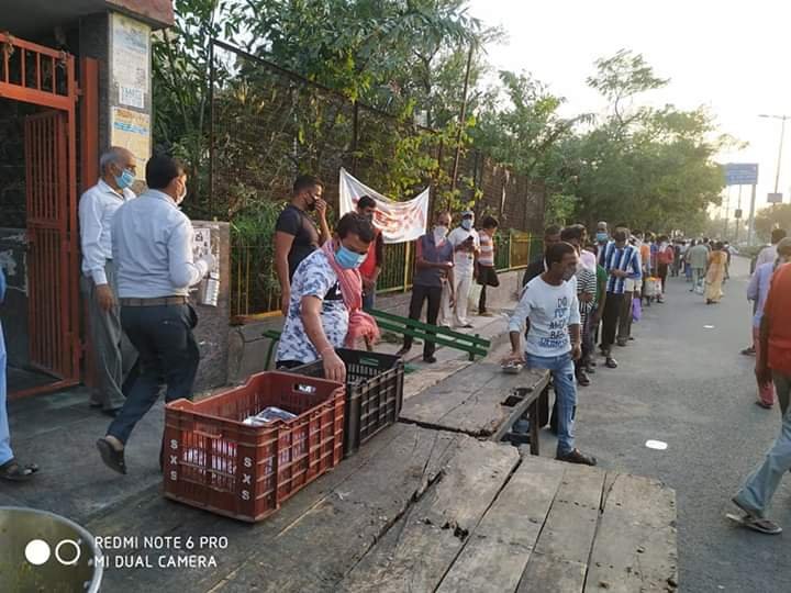 covid-19 corona virus se lock down ke karan society ki or se jaruratmand logon ko bhojan vitran kiya