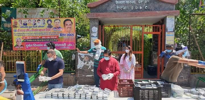 covid-19 corona virus se lock down ke samay society ki or se jaruratmand logon ko bhojan vitran kiya