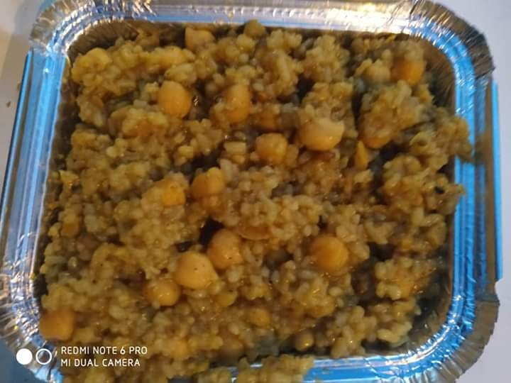 covid-19 corona virus se lock down ke karan society ki or se jaruratmand logon ko bhojan vitran kiya