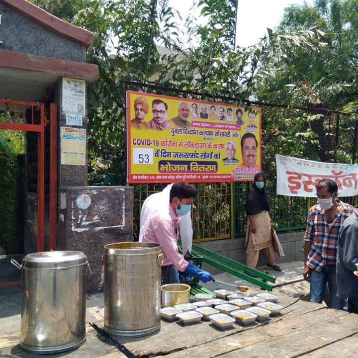 covid-19 corona virus se lock down ke samay society ki or se jaruratmand logon ko bhojan vitran kiya