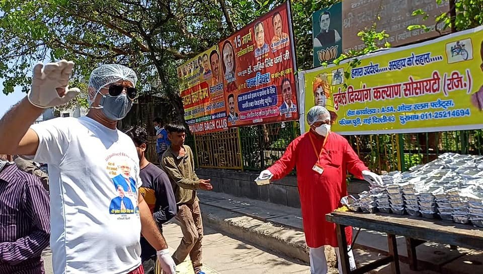 covid-19 corona virus se lock down ke karan society ki or se jaruratmand logon ko bhojan vitran kiya