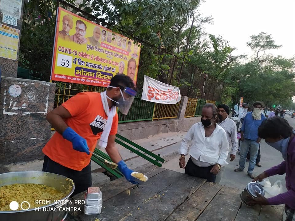 covid-19 corona virus se lock down ke karan society ki or se jaruratmand logon ko bhojan vitran kiya