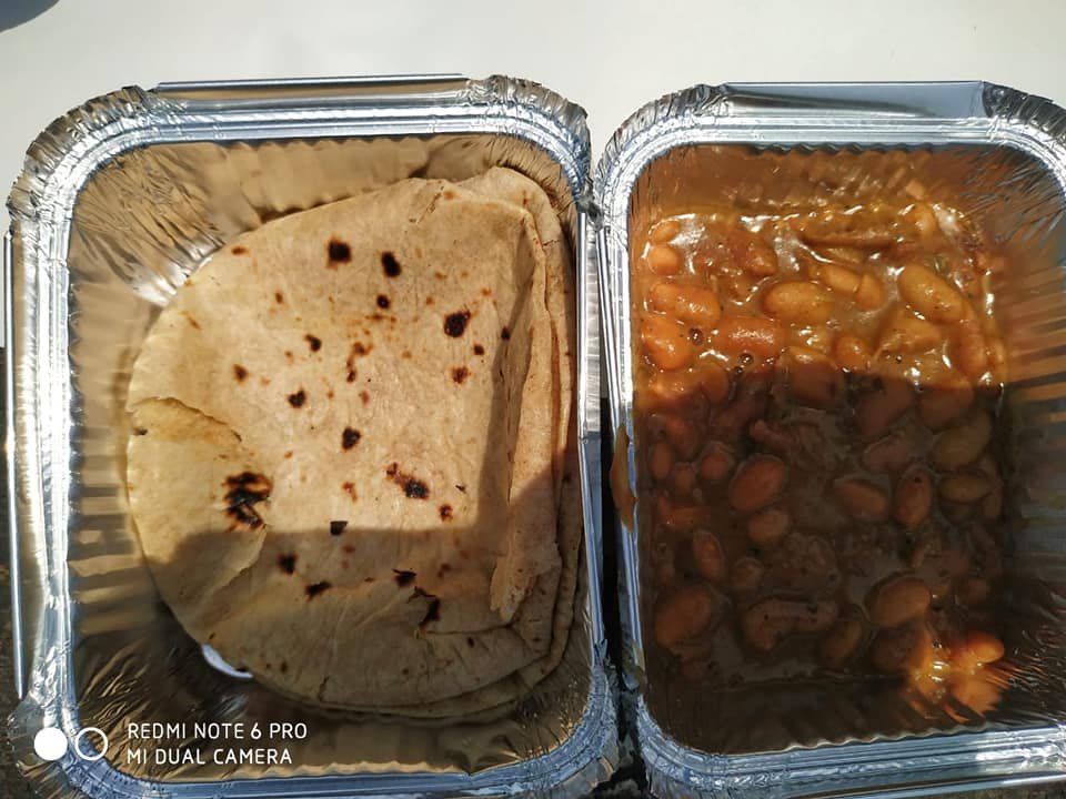 covid-19 corona virus se lock down ke samay society ki or se jaruratmand logon ko bhojan vitran kiya