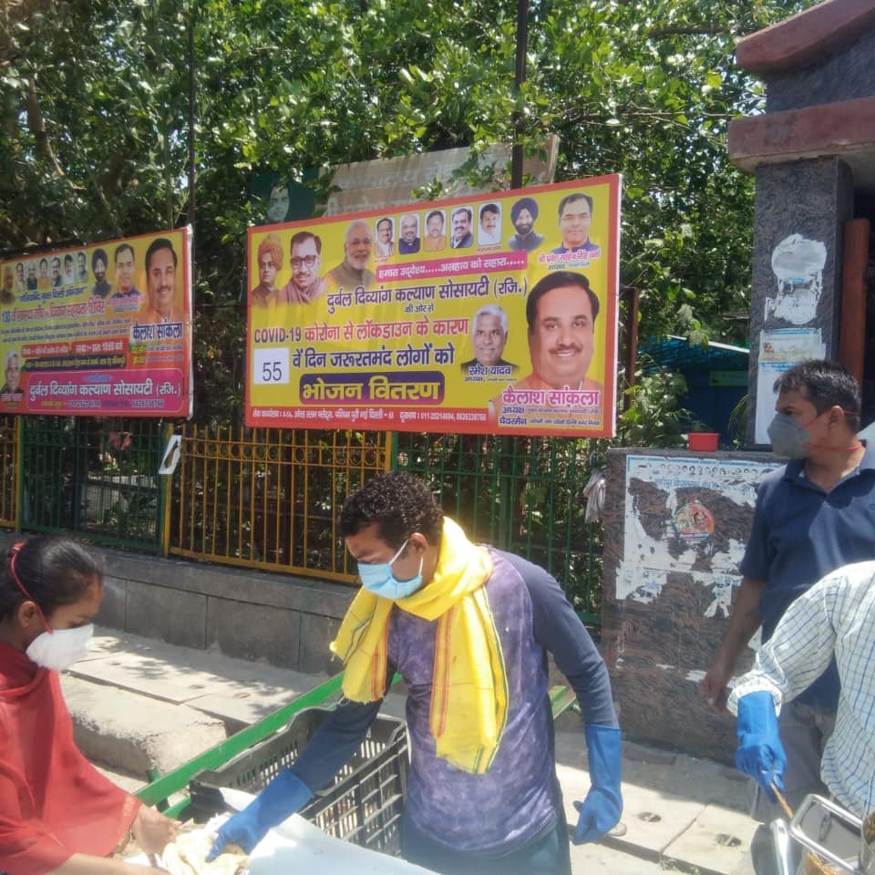 covid-19 corona virus se lock down ke samay society ki or se jaruratmand logon ko bhojan vitran kiya