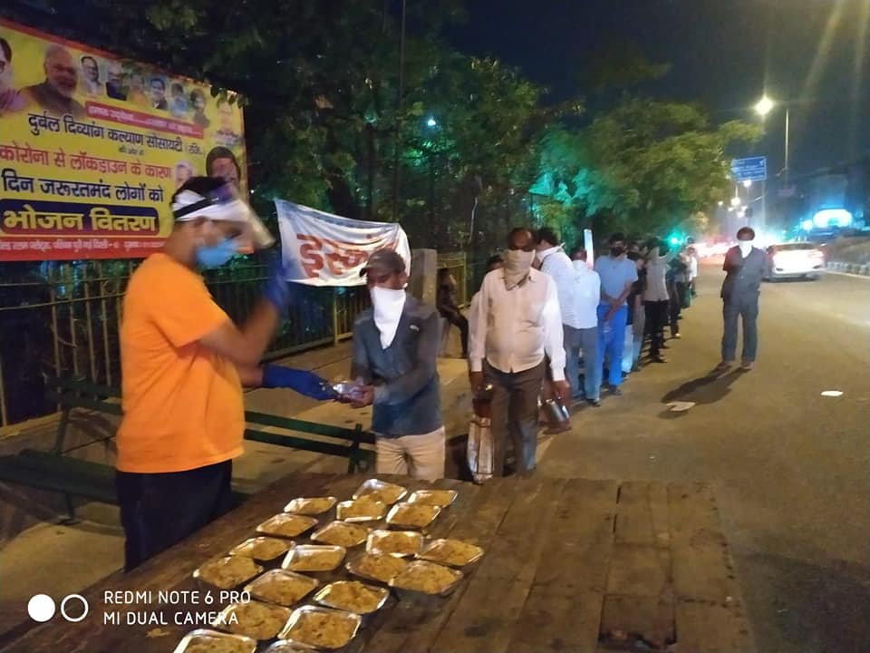 covid-19 corona virus se lock down ke karan society ki or se jaruratmand logon ko bhojan vitran kiya