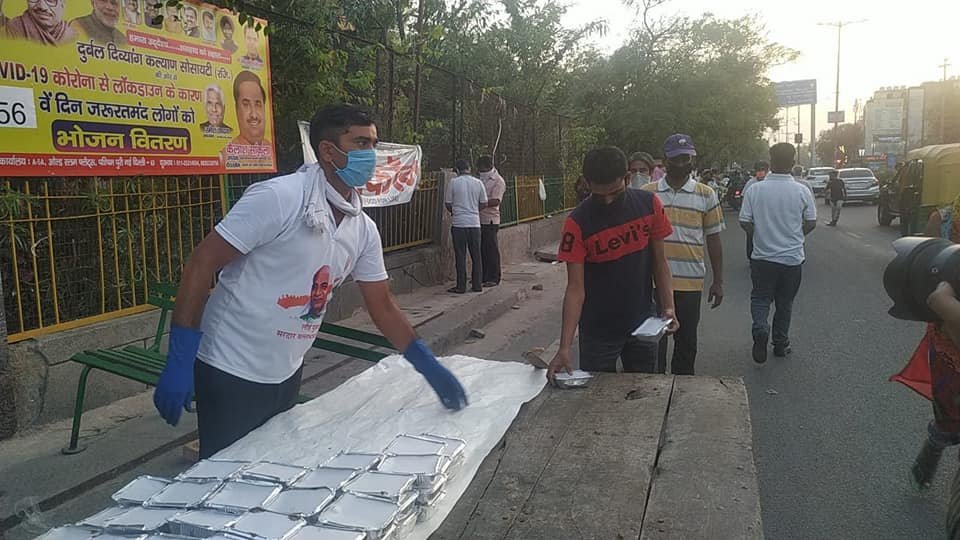 covid-19 corona virus se lock down ke karan society ki or se jaruratmand logon ko bhojan vitran kiya