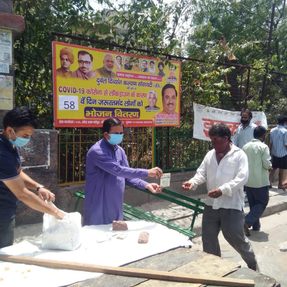 covid-19 corona virus se lock down ke samay society ki or se jaruratmand logon ko bhojan vitran kiya