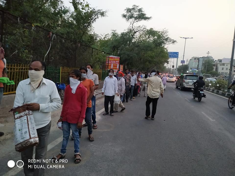 covid-19 corona virus se lock down ke karan society ki or se jaruratmand logon ko bhojan vitran kiya