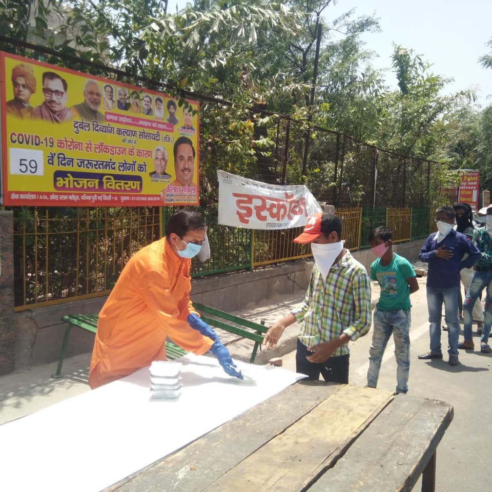 covid-19 corona virus se lock down ke samay society ki or se jaruratmand logon ko bhojan vitran kiya
