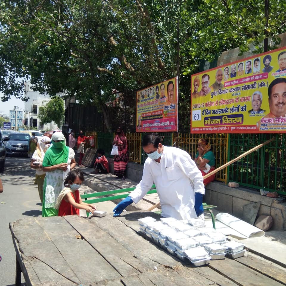 covid-19 corona virus se lock down ke samay society ki or se jaruratmand logon ko bhojan vitran kiya