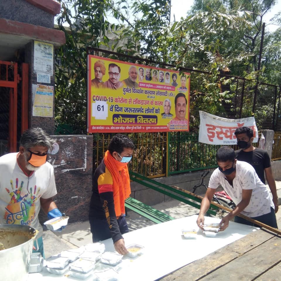 covid-19 corona virus se lock down ke samay society ki or se jaruratmand logon ko bhojan vitran kiya