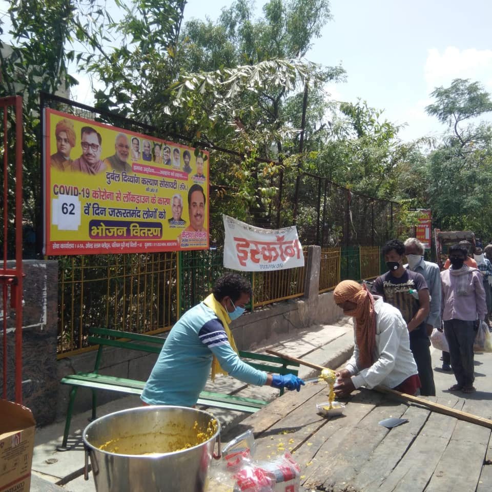 covid-19 corona virus se lock down ke samay society ki or se jaruratmand logon ko bhojan vitran kiya