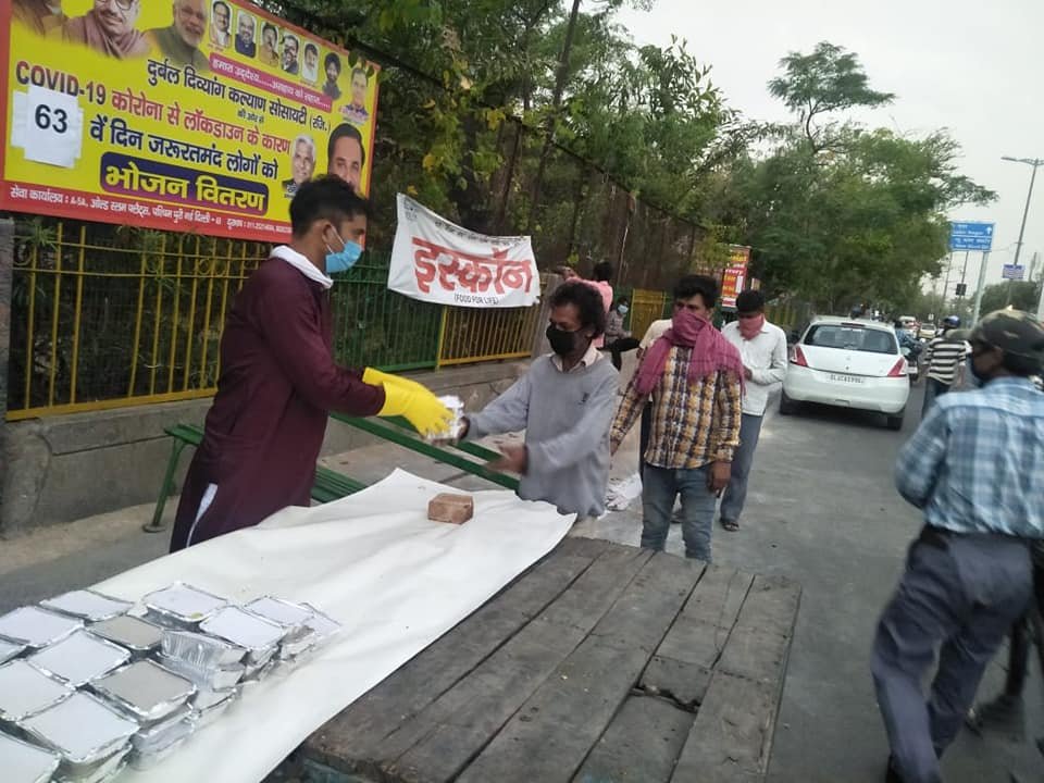 covid-19 corona virus se lock down ke karan society ki or se jaruratmand logon ko bhojan vitran kiya
