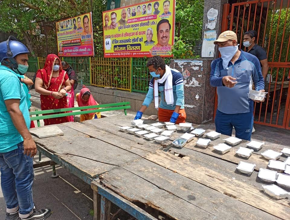 covid-19 corona virus se lock down ke samay society ki or se jaruratmand logon ko bhojan vitran kiya