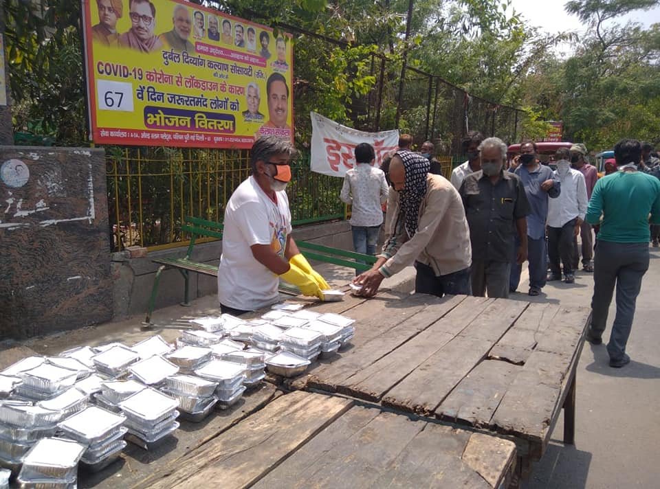 covid-19 corona virus se lock down ke samay society ki or se jaruratmand logon ko bhojan vitran kiya