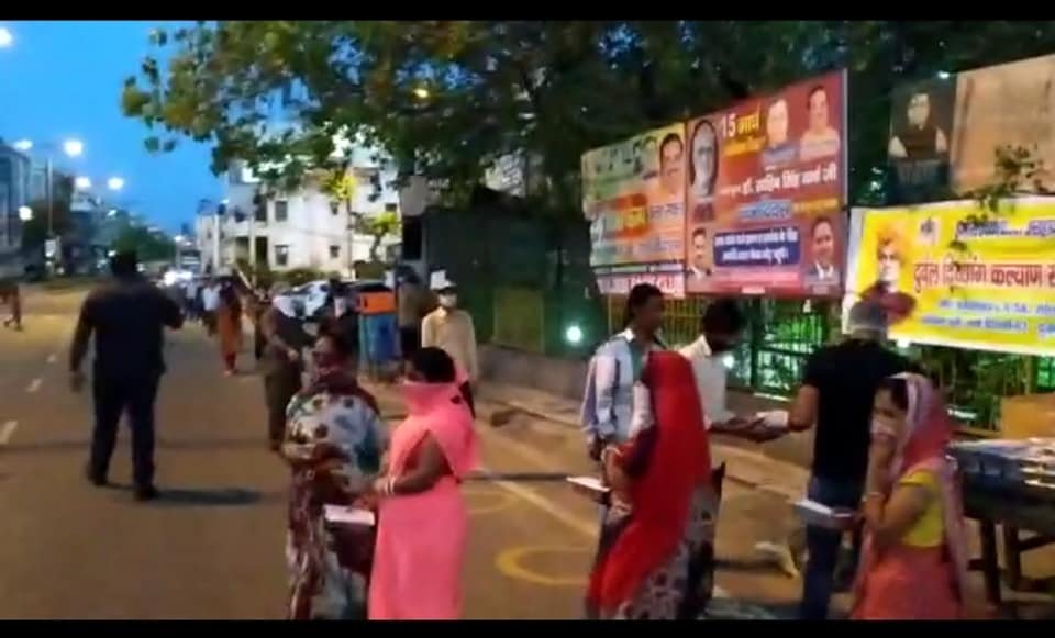 covid-19 corona virus se lock down ke samay society ki or se jaruratmand logon ko bhojan vitran kiya