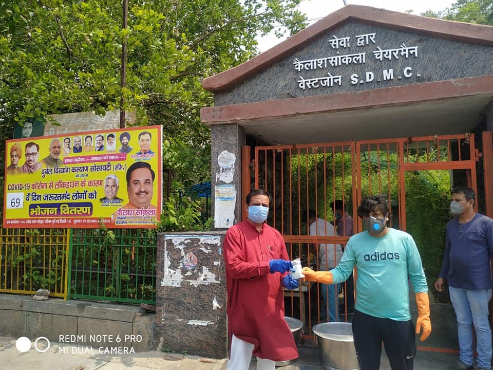 covid-19 corona virus se lock down ke karan society ki or se jaruratmand logon ko bhojan vitran kiya