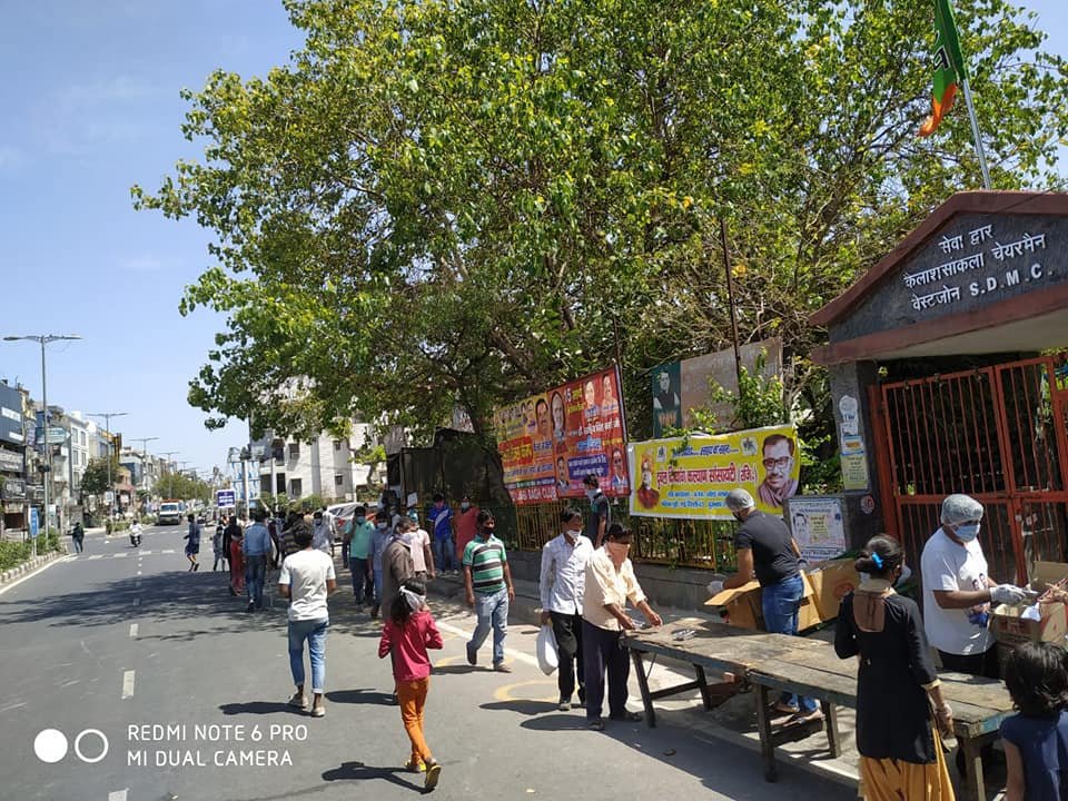 covid-19 corona virus se lock down ke karan society ki or se jaruratmand logon ko bhojan vitran kiya