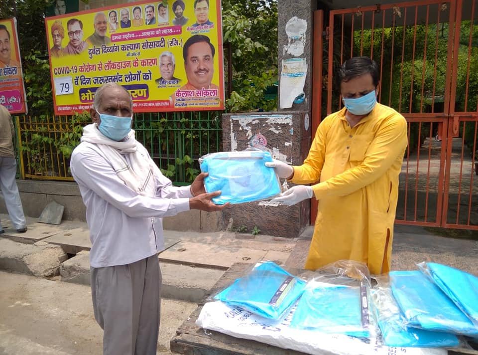 durbal divyang kalyan society dwara swasthya karmchariyon ko ppe kit or mask vitran kiye