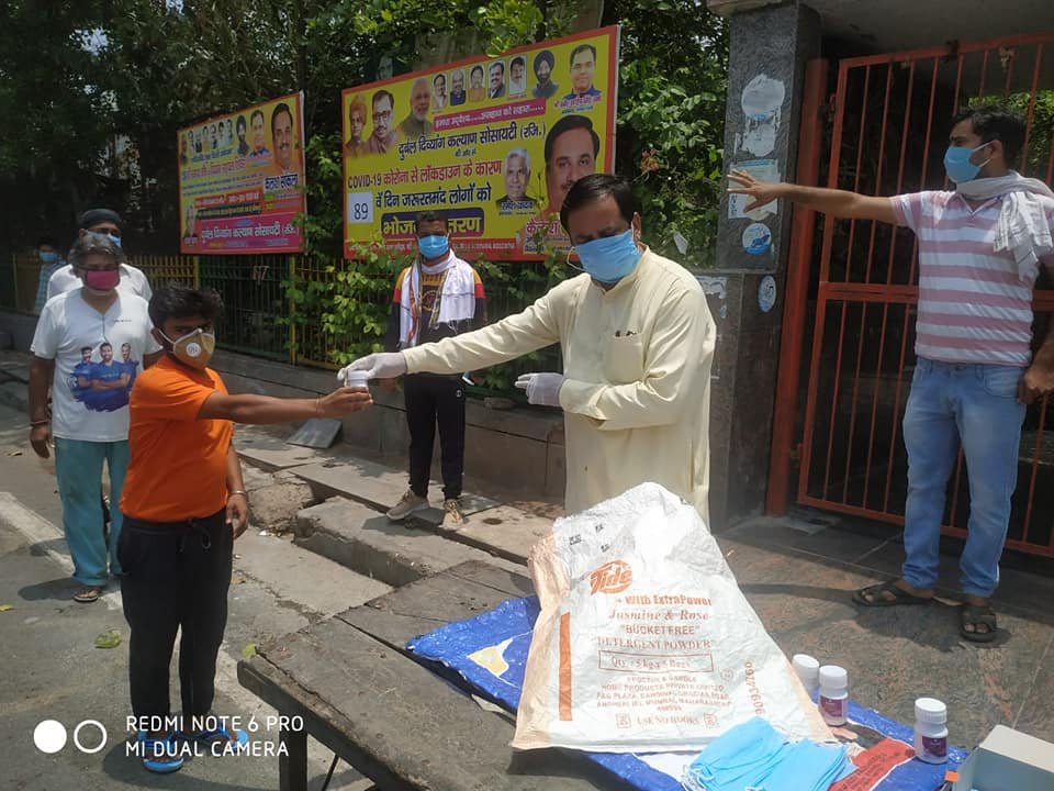 yashasvi pradhanmantri shri narendra modi ji dwara bataye gaye ayurvedik kadha or mask vitran
