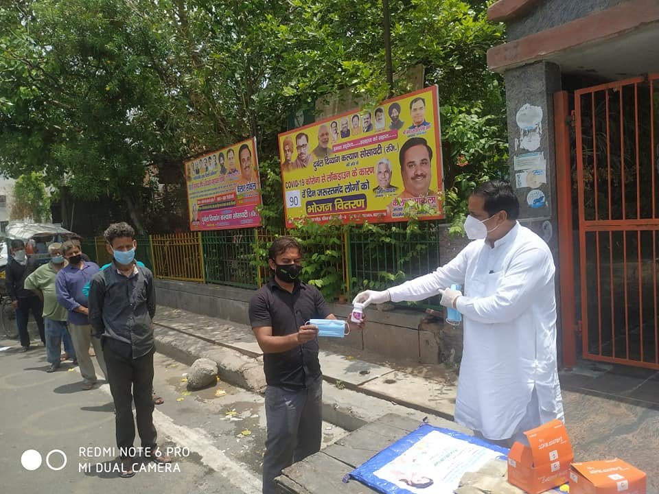 yashasvi pradhanmantri shri narendra modi ji dwara bataye gaye ayurvedik kadha or mask vitran