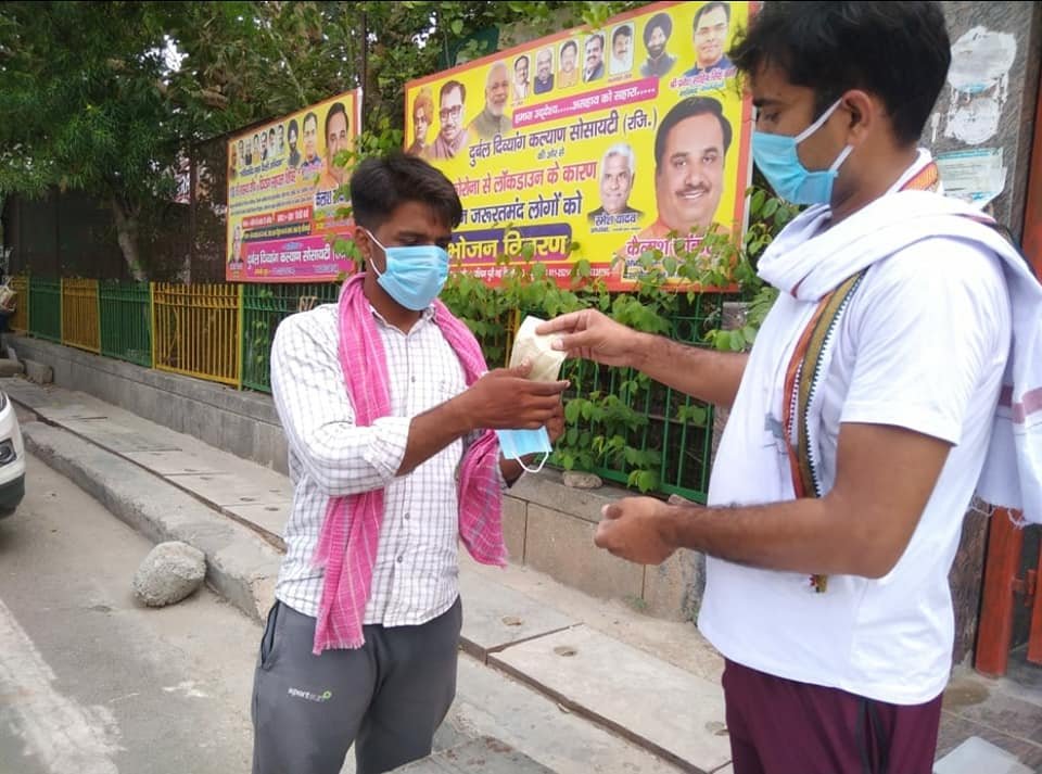 yashasvi pradhanmantri shri narendra modi ji dwara bataye gaye ayurvedik kadha or mask vitran