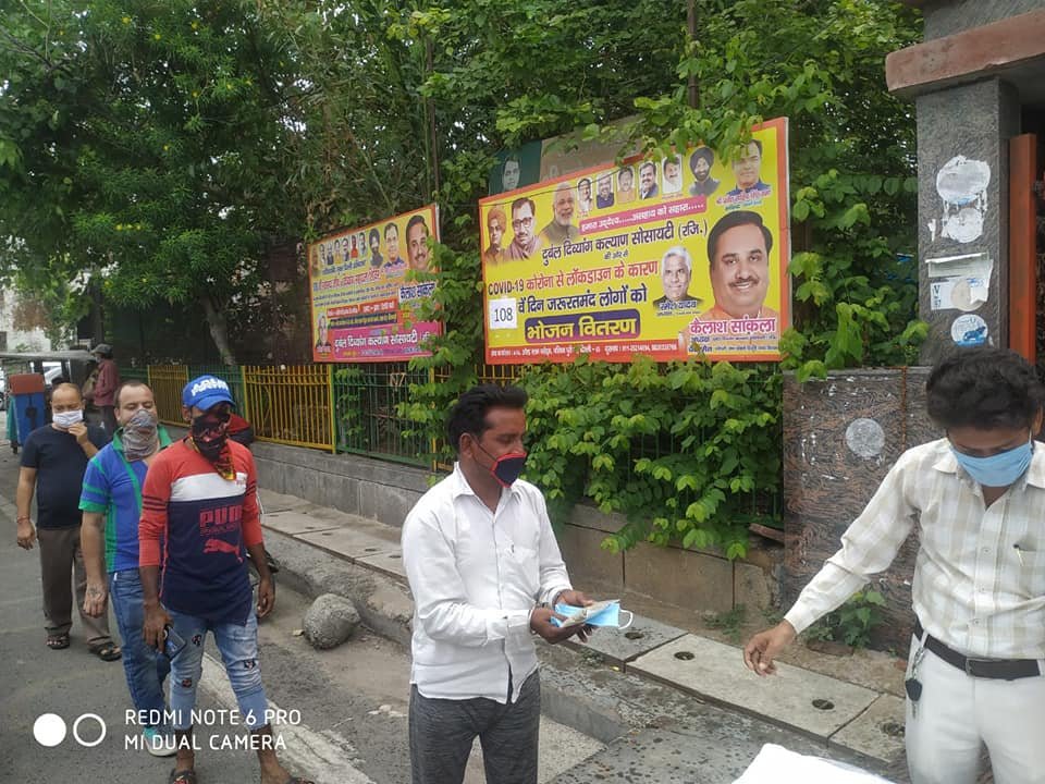 yashasvi pradhanmantri shri narendra modi ji dwara bataye gaye ayurvedik kadha or mask vitran