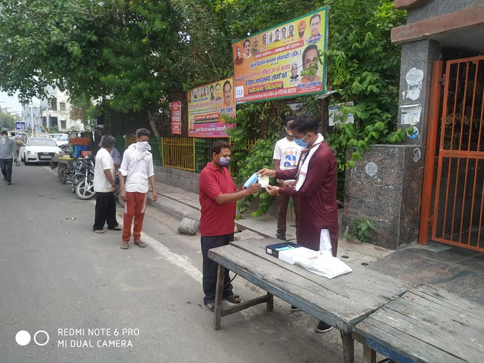 yashasvi pradhanmantri shri narendra modi ji dwara bataye gaye ayurvedik kadha or mask vitran