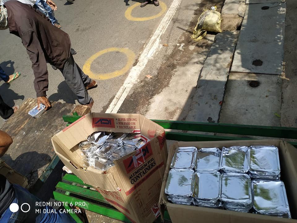 covid-19 corona virus se lock down ke samay society ki or se jaruratmand logon ko bhojan vitran kiya