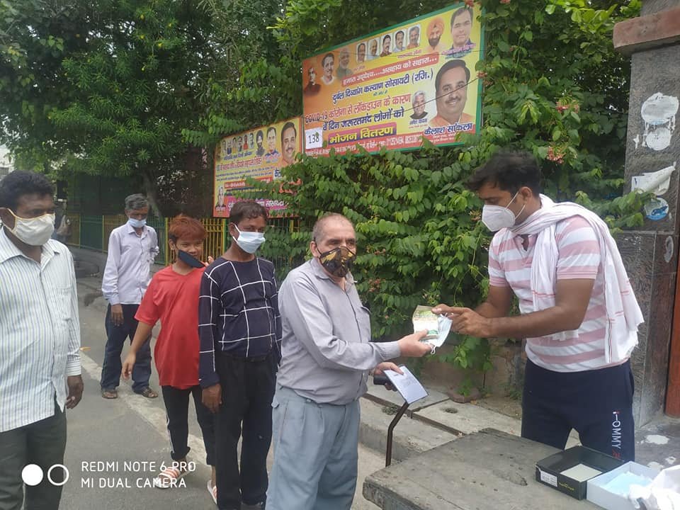 yashasvi pradhanmantri shri narendra modi ji dwara bataye gaye ayurvedik kadha or mask vitran
