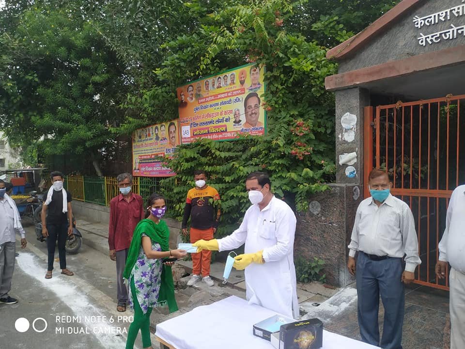 yashasvi pradhanmantri shri narendra modi ji dwara bataye gaye ayurvedik kadha or mask vitran