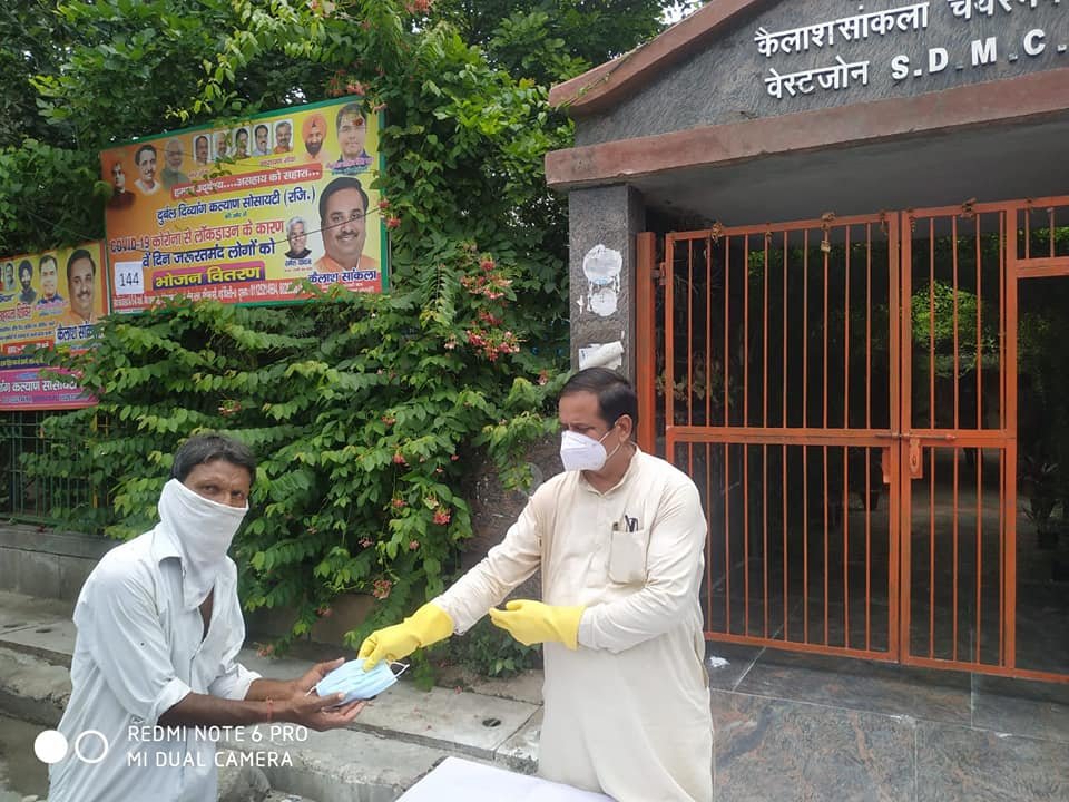 yashasvi pradhanmantri shri narendra modi ji dwara bataye gaye ayurvedik kadha or mask vitran