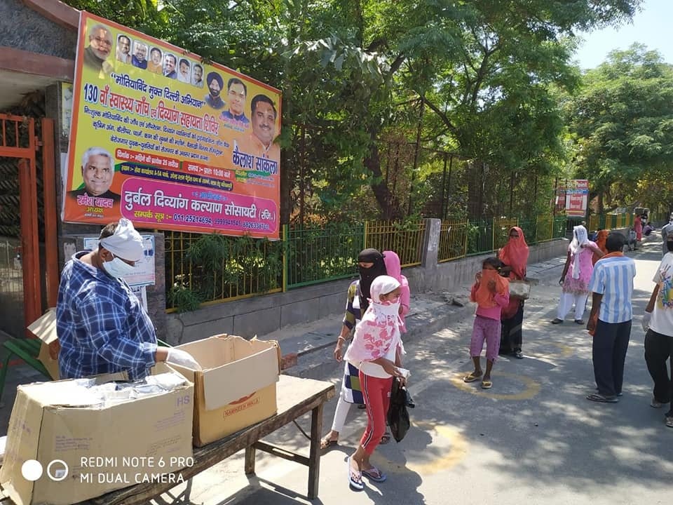 covid-19 corona virus se lock down ke samay society ki or se jaruratmand logon ko bhojan vitran kiya