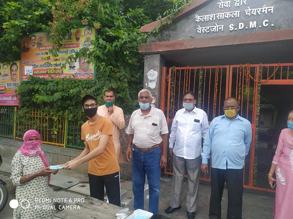 yashasvi pradhanmantri shri narendra modi ji dwara bataye gaye ayurvedik kadha or mask vitran