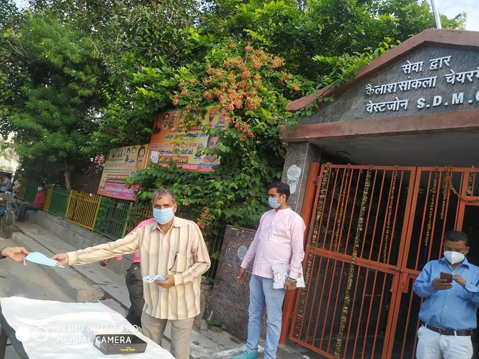 yashasvi pradhanmantri shri narendra modi ji dwara bataye gaye ayurvedik kadha or mask vitran