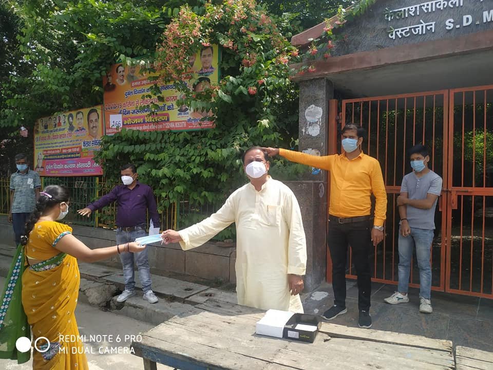 yashasvi pradhanmantri shri narendra modi ji dwara bataye gaye ayurvedik kadha or mask vitran