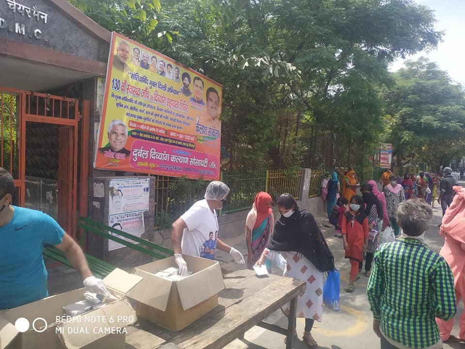covid-19 corona virus se lock down ke samay society ki or se jaruratmand logon ko bhojan vitran kiya