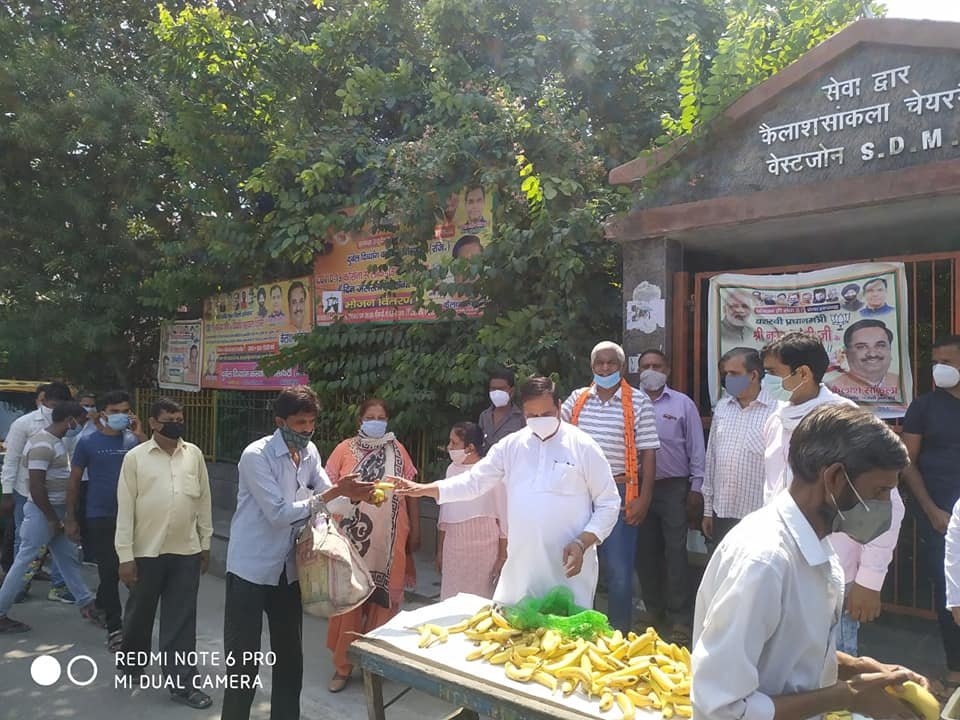 aaj pradhanmantri shri narender modi ke janamdin ke uplaksh par phal vitran