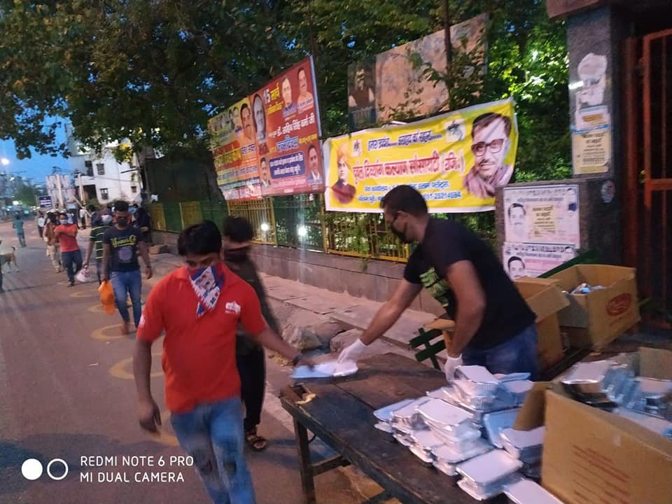 covid-19 corona virus se lock down ke karan society ki or se jaruratmand logon ko bhojan vitran kiya