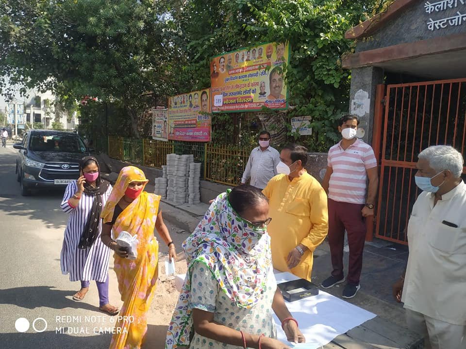 yashasvi pradhanmantri shri narendra modi ji dwara bataye gaye ayurvedik kadha or mask vitran