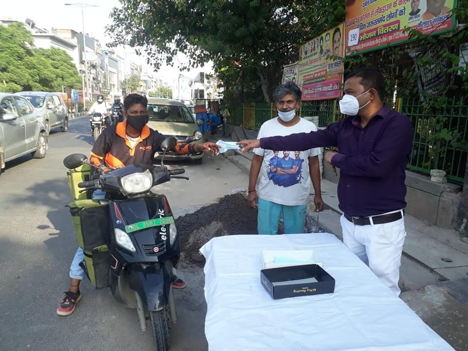 yashasvi pradhanmantri shri narendra modi ji dwara bataye gaye ayurvedik kadha or mask vitran