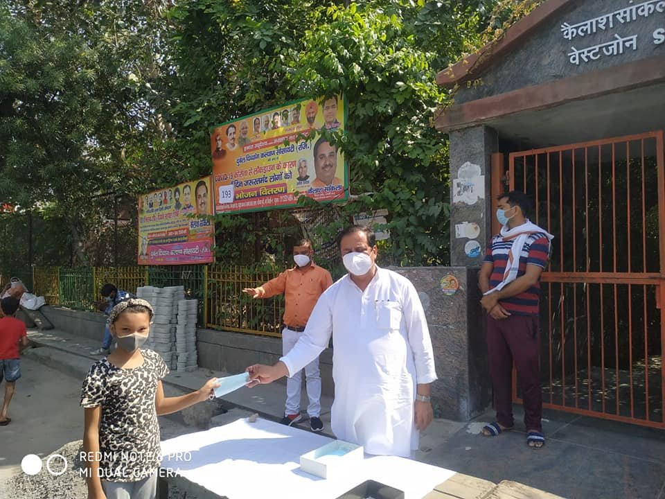 yashasvi pradhanmantri shri narendra modi ji dwara bataye gaye ayurvedik kadha or mask vitran