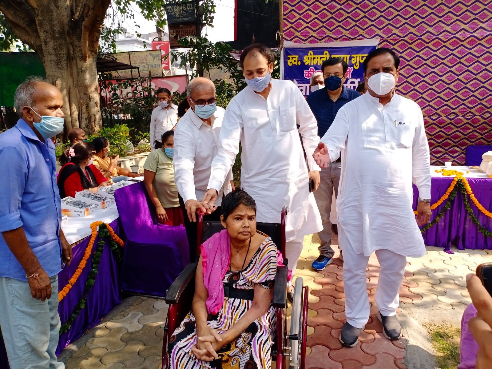 yashasvi pradhanmantri shri narendra modi ji dwara bataye gaye ayurvedik kadha or mask vitran