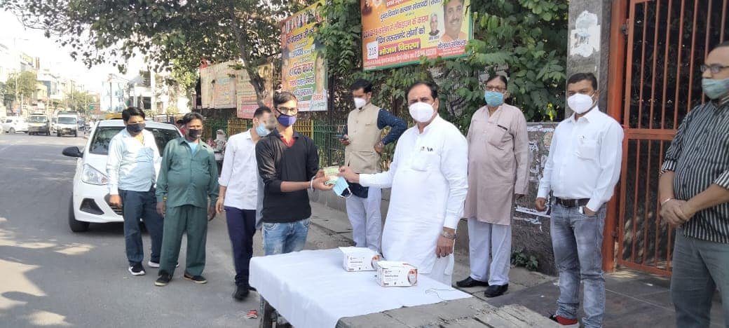 yashasvi pradhanmantri shri narendra modi ji dwara bataye gaye ayurvedik kadha or mask vitran