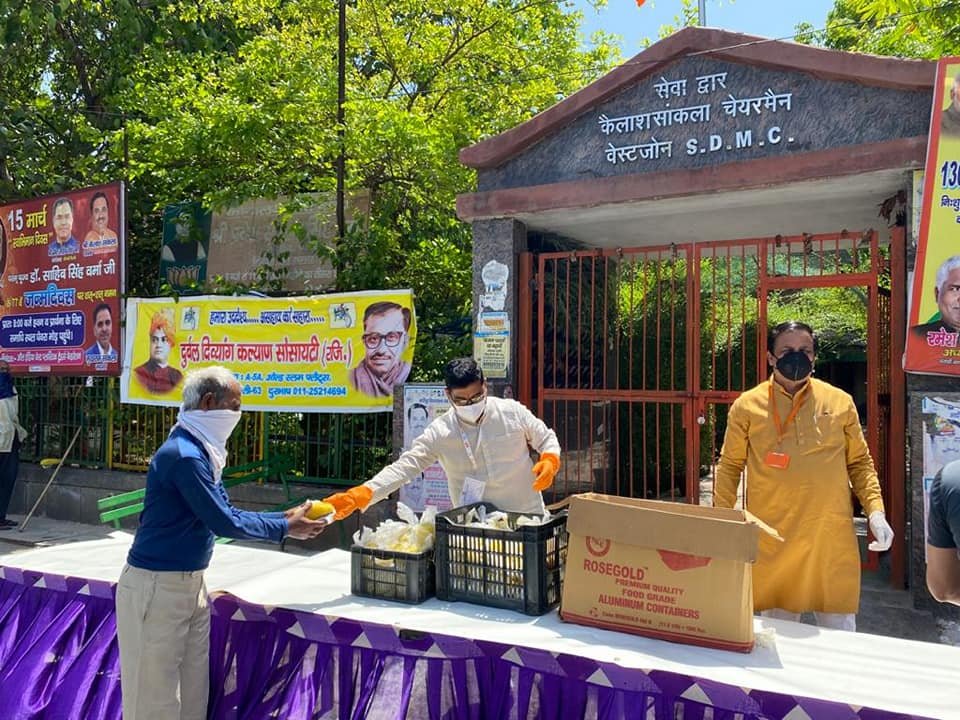 covid-19 corona virus se lock down ke samay society ki or se jaruratmand logon ko bhojan vitran kiya