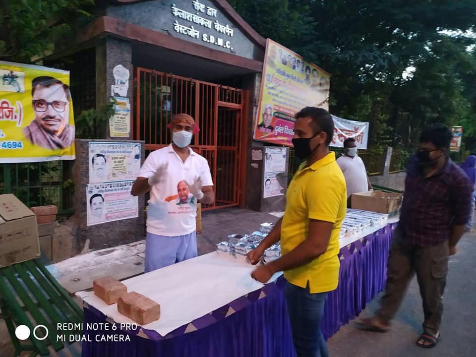 covid-19 corona virus se lock down ke karan society ki or se jaruratmand logon ko bhojan vitran kiya