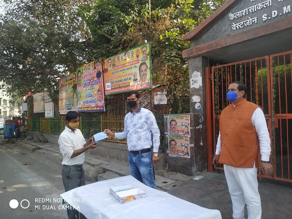 yashasvi pradhanmantri shri narendra modi ji dwara bataye gaye ayurvedik kadha or mask vitran