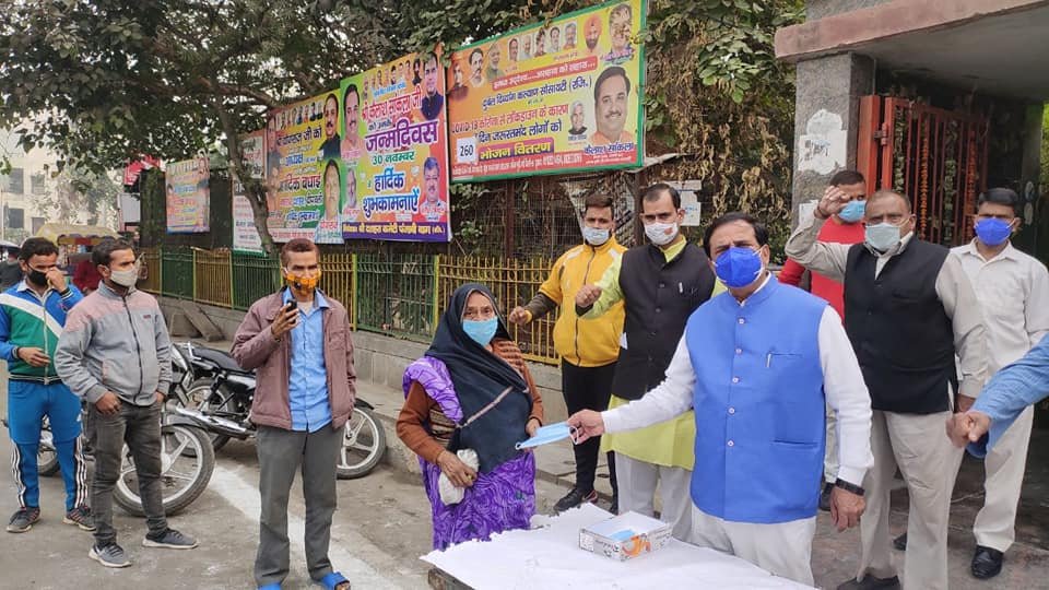 yashasvi pradhanmantri shri narendra modi ji dwara bataye gaye ayurvedik kadha or mask vitran